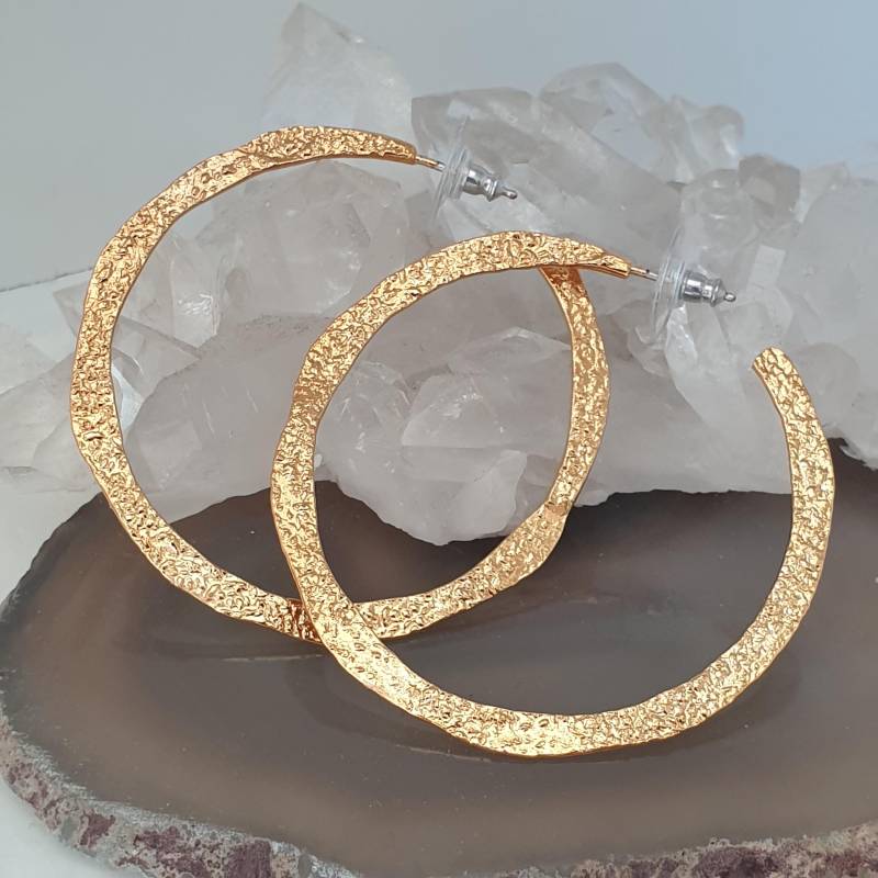Gehämmerte Gold Creolen Ohrringe 22K Vergoldete Kreolen Creolen, 5 cm von Mineraliaboutique