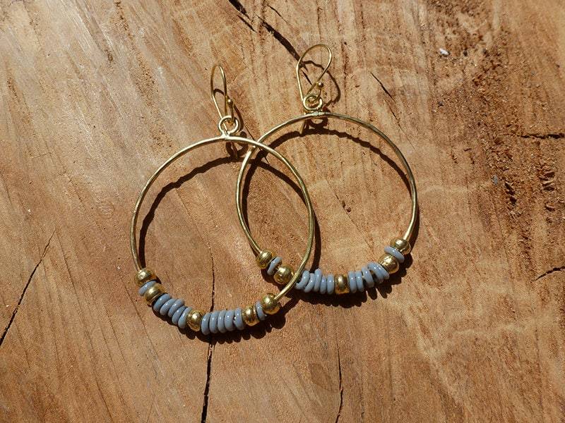 Graue Recycelte Glas - Und Messingperlen Ohrringe-Recycelte Glasperlen-Hoop Ohrringe-Mirabelle Schmuck von Mineraliaboutique