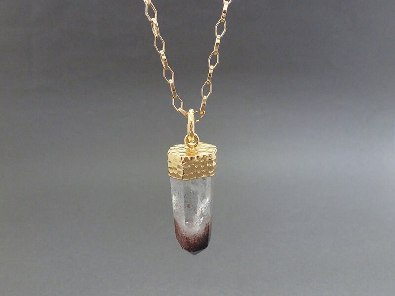 Harlekin Quarz Punkt Anhänger Vergoldete Kette, Heilender Kristall Harlekin Quarz Punkt Anhänger Vergoldete Kette, Heilender Kristall von Mineraliaboutique