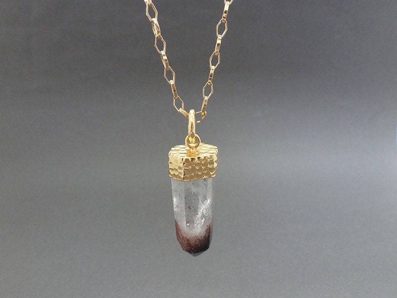 Harlekin Quarz Punkt Anhänger Vergoldete Kette, Heilender Kristall Harlekin Quarz Punkt Anhänger Vergoldete Kette, Heilender Kristall von Mineraliaboutique