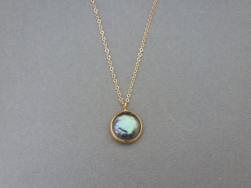 Pfauenperle Münze Bezelled Anhänger An Einer Vergoldeten Kette Pfauenperle Münze Bezelled Anhänger An Einer Vergoldeten Kette von Mineraliaboutique