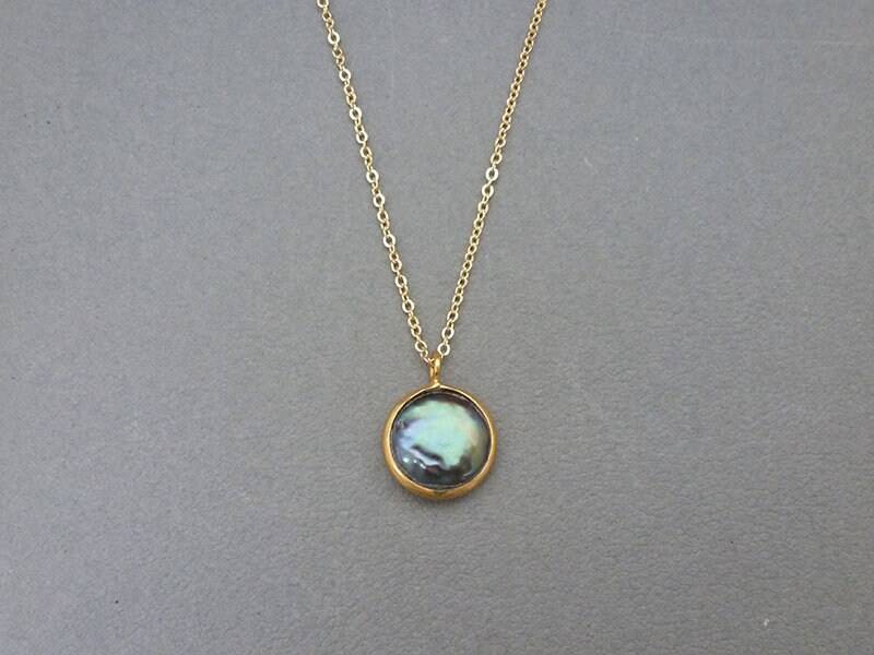 Pfauenperle Münze Bezelled Anhänger An Einer Vergoldeten Kette Pfauenperle Münze Bezelled Anhänger An Einer Vergoldeten Kette von Mineraliaboutique