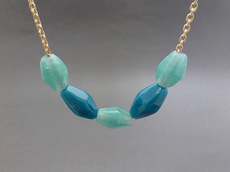 Türkis Halskette Aus Recycelten Glasperlen Fairtrade Messingkette Bali Türkis Halskette Aus Recycelten Glasperlen Fairtrade Messingkette Bali von Mineraliaboutique