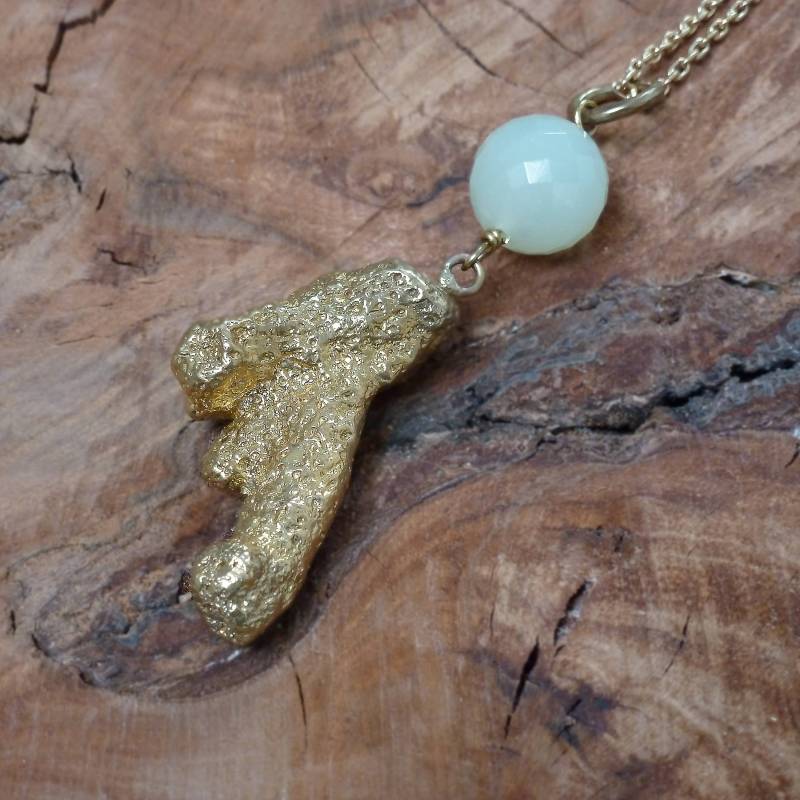 statement Brass Cast Coral Und Jade Pendant Halskette statement Brass Cast Coral Und Jade Pendant Halskette von Mineraliaboutique