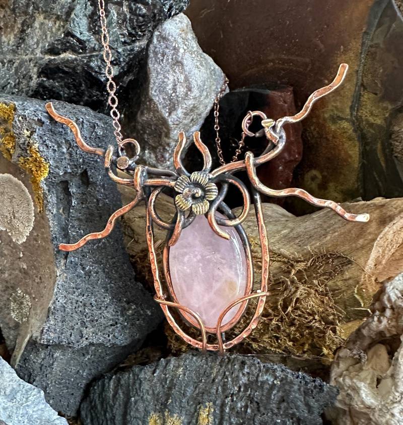 Premium Rosenquarz Anhänger/Kristall Edelstein Mineralien Heilstein Kupfer Makramee Draht Schmuck Mit Kette von MineralienVitrine2