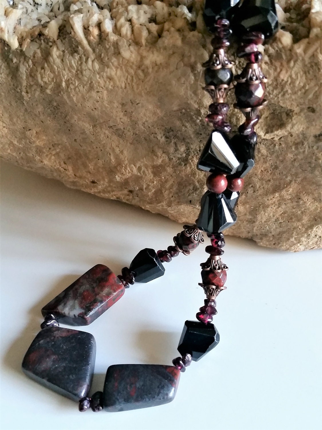 Natürlicher Roter Jaspis, Granat Und Schwarzer Spinell Statement Halskette Natürlicher Roter Jaspis, Granat Und Schwarzer Spinell Statement Halskette von MineralistJewelry