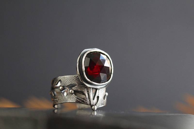Granatring Silberschmiede - Naturinspirierter Ring Cocktailring Floraler Moderner Sterlingsilber von MineralsAndCopper