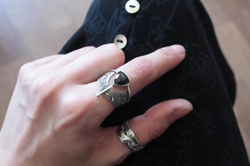 Silberring Mit Schwarzem Spinell Brutalist Ring Goth Handwerker Schmuck Metallschmied Silberschmiede Cocktail Silberring Mit Schwarzem Spinell Brutalist Ring Goth Handwerker Schmuck Metallschmied Silberschmiede Cocktail von MineralsAndCopper