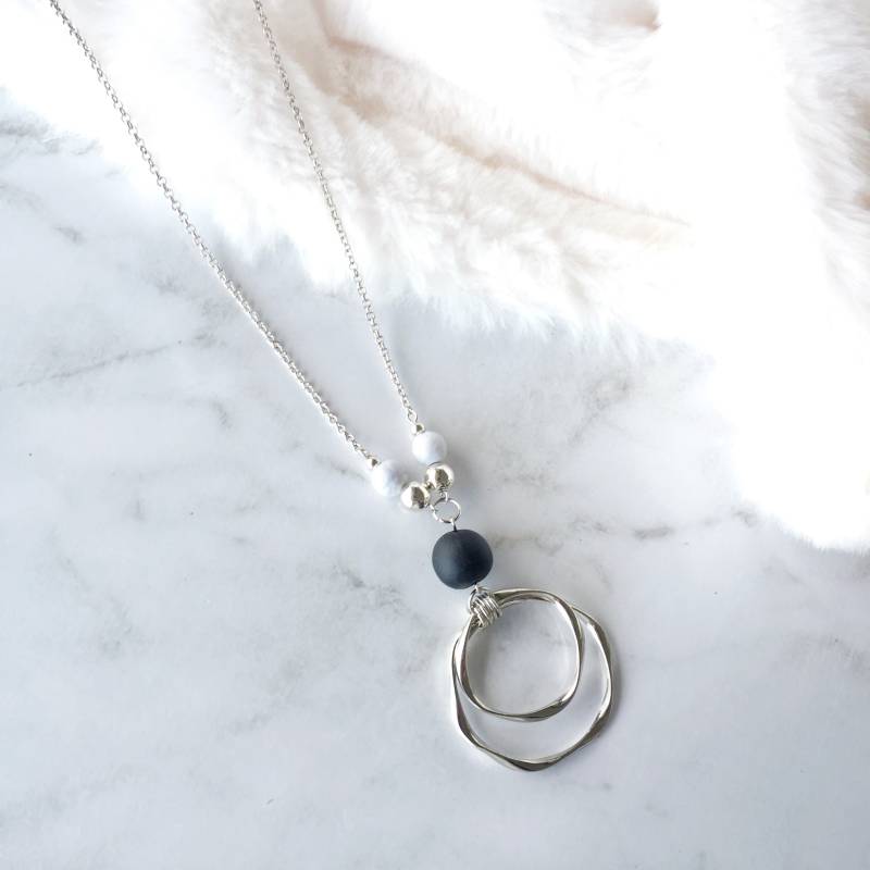 Handgemachte Silberne Hoop-Halskette Marmor & Schwarze Polymer-Ton-Perlen Handgemachte Silberne Hoop-Halskette Marmor & Schwarze Polymer-Ton-Perlen von MinervaBelle