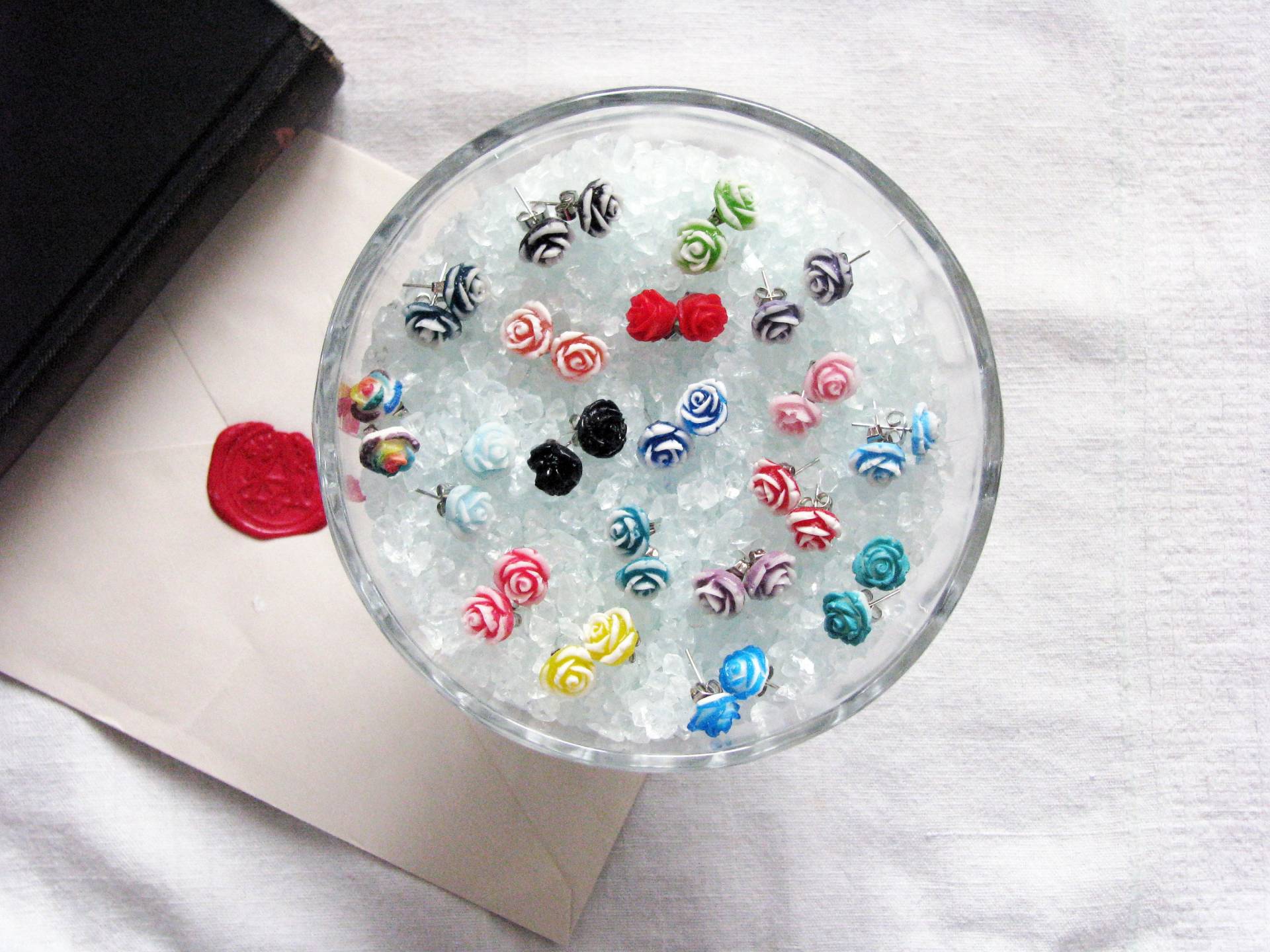 Abstand Ungefähr 75 Paar Harz Rosen-Bolzenohrringe | Antik Inspirierter Blumenschmuck Aus Weihnachtsgeschenk Für Mädchen Und Frauen von MinervaTheory