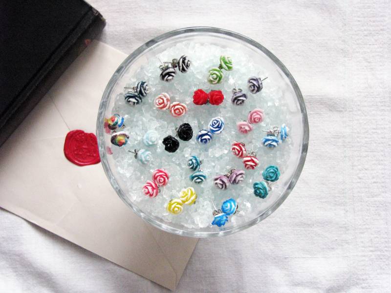 Abstand Ungefähr 75 Paar Harz Rosen-Bolzenohrringe | Antik Inspirierter Blumenschmuck Aus Weihnachtsgeschenk Für Mädchen Und Frauen von MinervaTheory