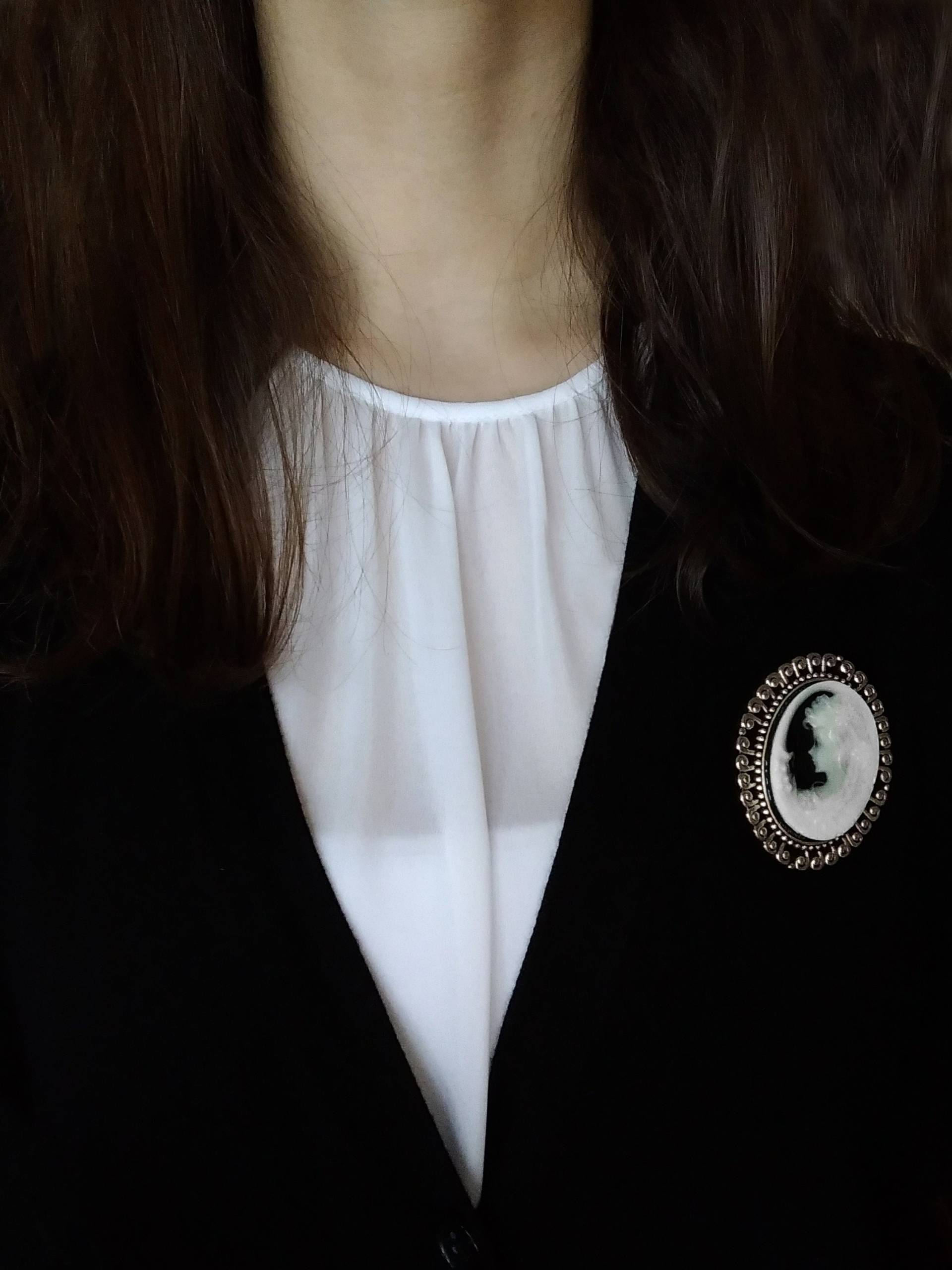 Victorian Lady Schwarze Kamee Brosche | Silber - Geflochtene Dame | Glänzend von MinervaTheory