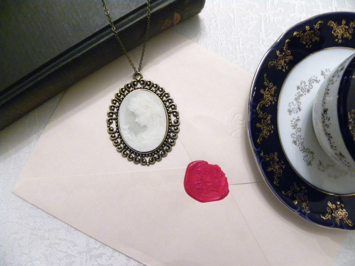 Victorian Lady White Cameo Halskette | Bronze - Braided von MinervaTheory