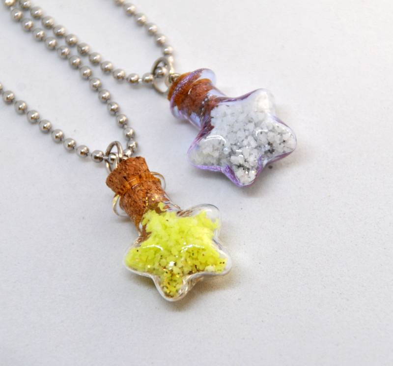 Collana Cosplay, Luminose Al Buio, Super Stella, Fosforescente, Si Illumina Giallo, Bottiglia in Vetro. Regalo Originale Collana Cosplay, Luminose Al Buio, Super Stella, Fosforescente, Si Illumina Giallo, Bottiglia in Vetro. Regalo Originale von Minervastyle