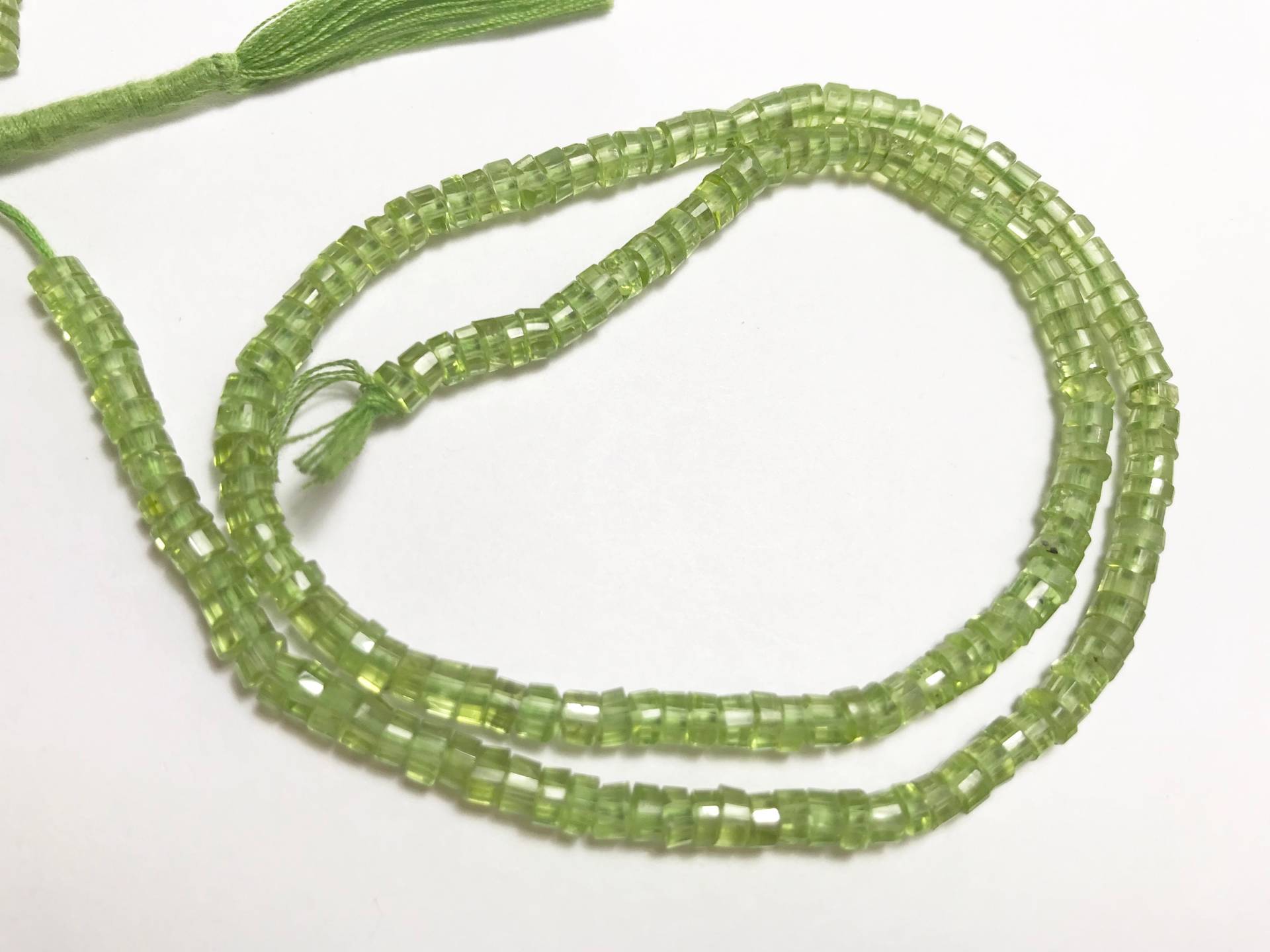 Sehr Seltene Erstaunliche Grüne Peridot-Rade Form 3-4mm Natürliche Peridot-Edelsteinperlen von Mines2Markets