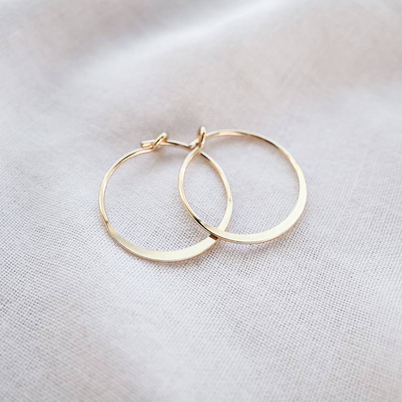 Alltägliche Creolen in 14K Gold Fill - Kleine Goldene Zierliche Minimal Huggie von MinettaJewellery