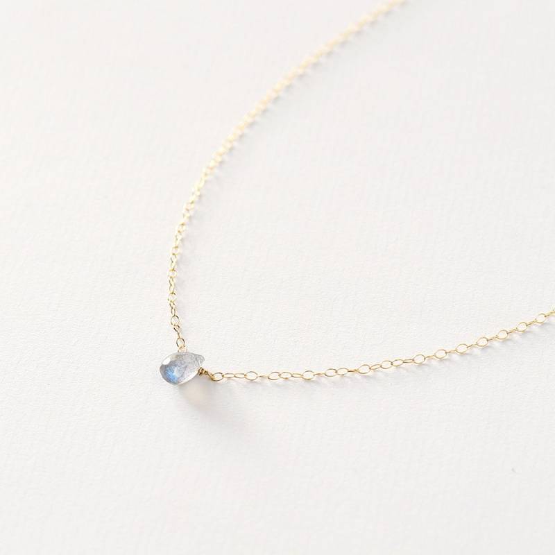 Ines - 14K Gold Labradorit Halskette Winzige Edelstein Halbedelstein Teardrop Brautjungfer Geschenk von MinettaJewellery