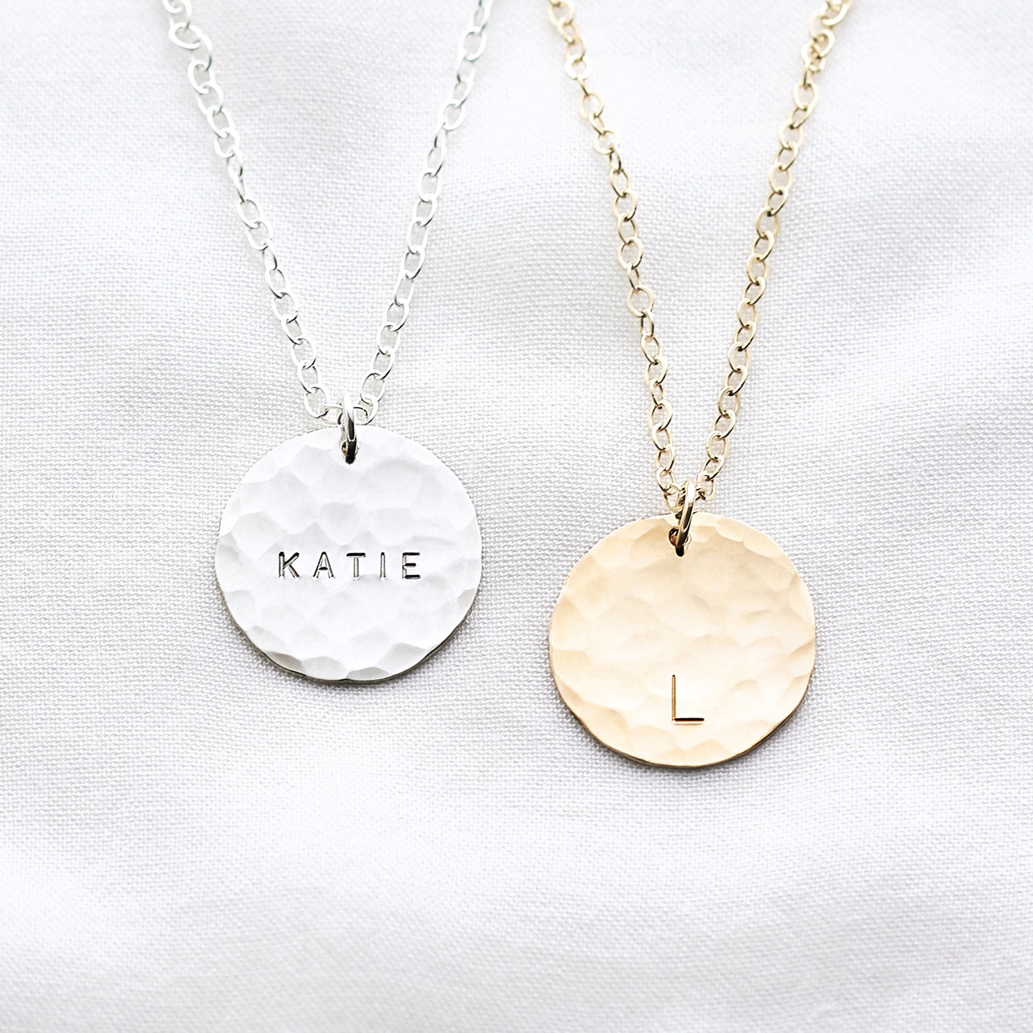 Personalisierte Gehämmerte Scheibe Halskette - Gold Fill, Sterling Silber Große Goldscheibe Name Layering von MinettaJewellery