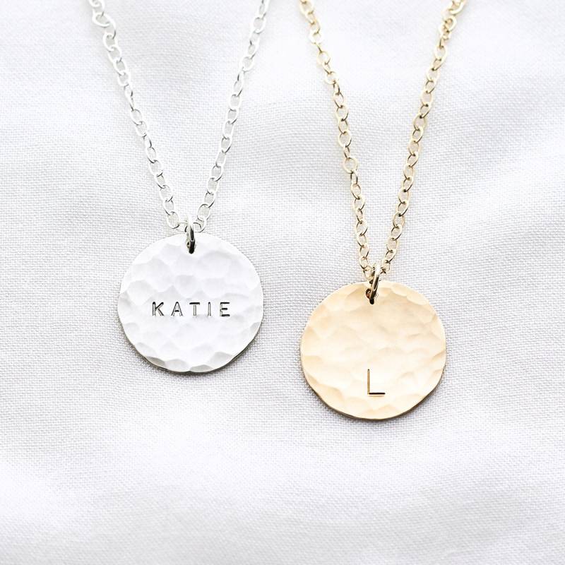 Personalisierte Gehämmerte Scheibe Halskette - Gold Fill, Sterling Silber Große Goldscheibe Name Layering von MinettaJewellery