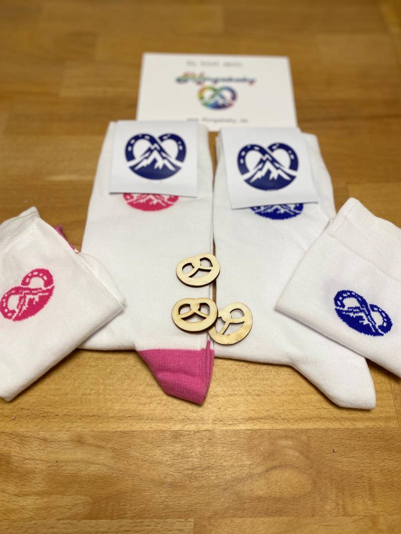 Brezn Socken Strümpfe Mit Breze in Blau Oder Pink Baumwollgemisch Brezn Socken Strümpfe Mit Breze in Blau Oder Pink Baumwollgemisch von Mingababy