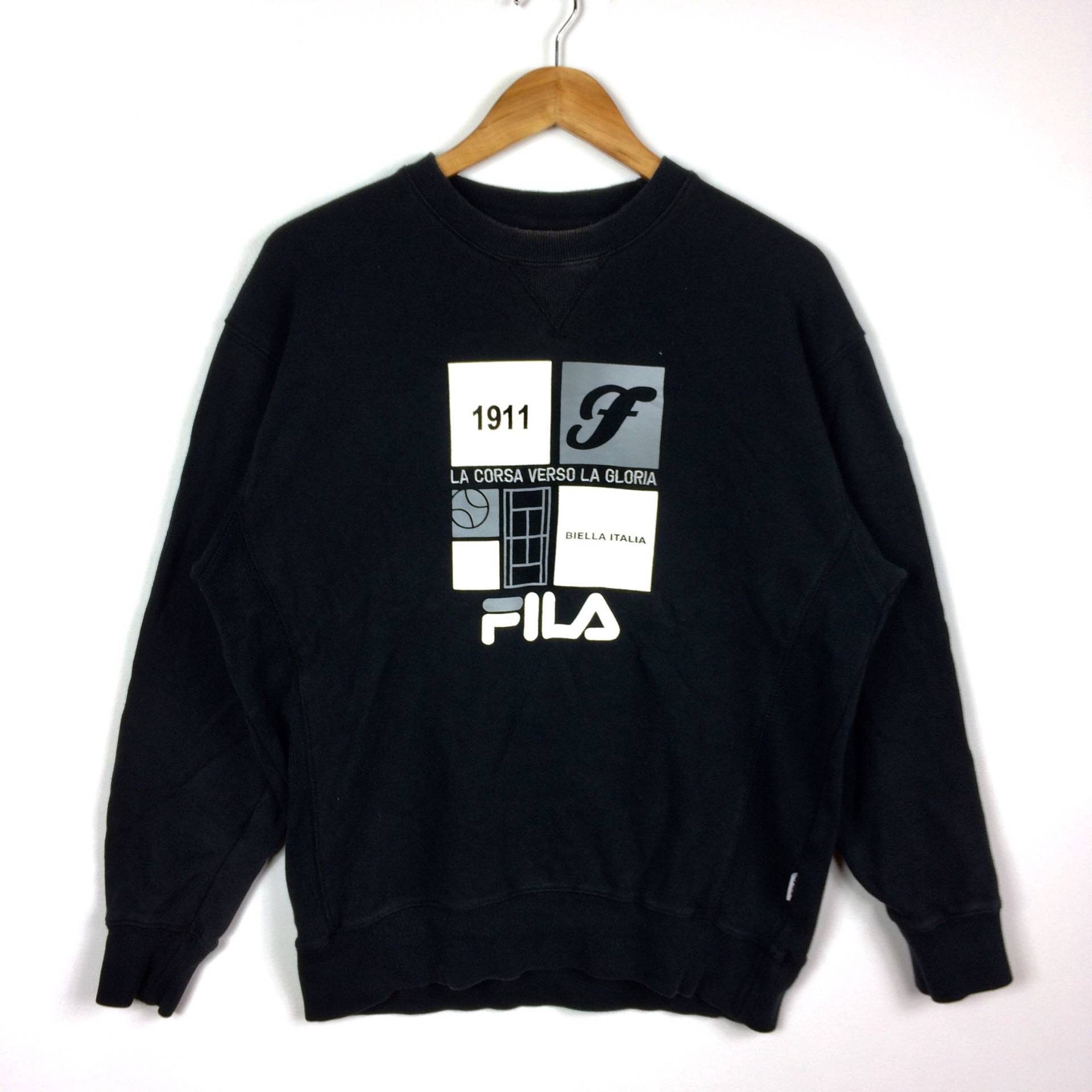 Rarität Jahrgang Fila Biella Italia Großen Logo Crewneck Sweatshirt Schwarz Doppelt Groß von MingsVintageStore