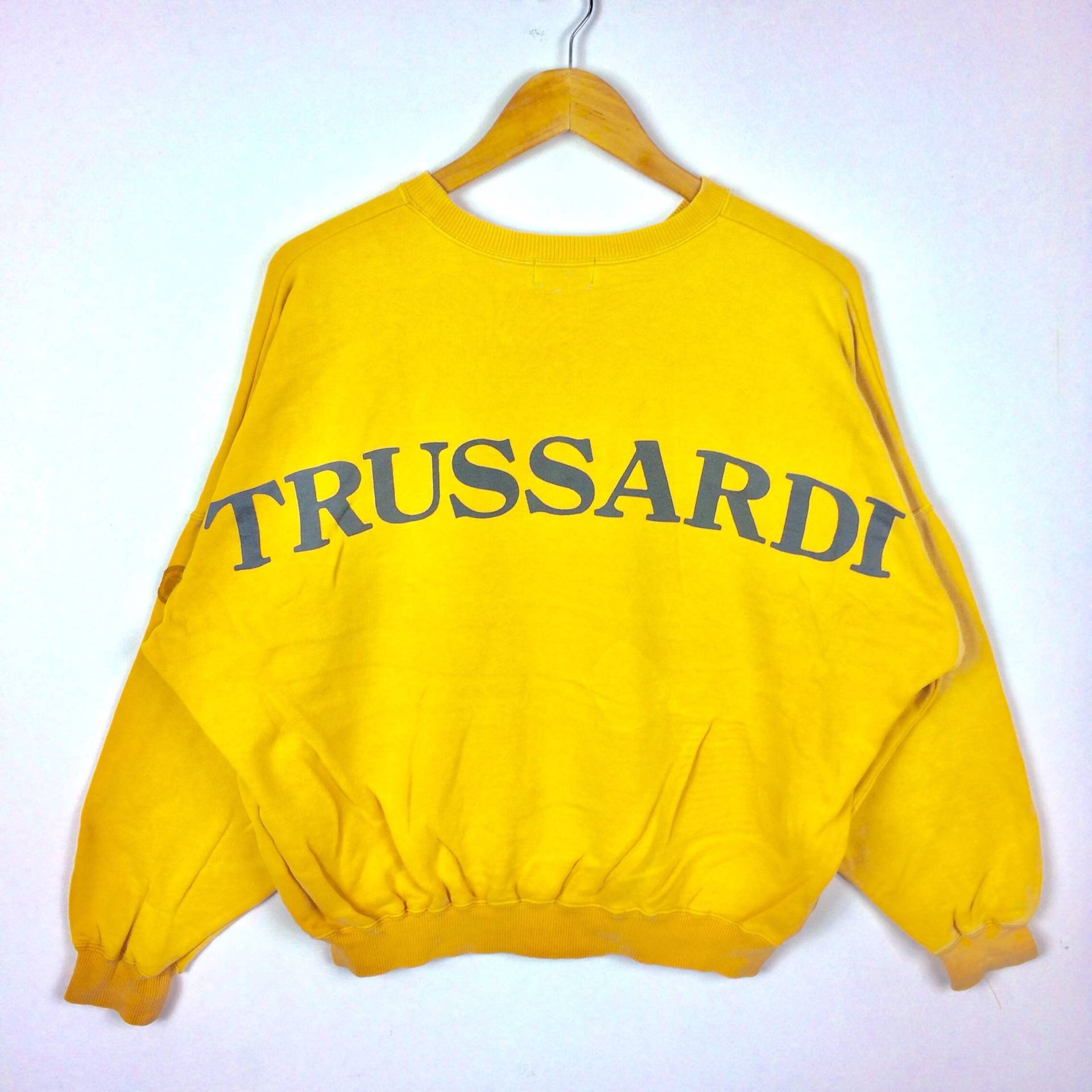 Rarität Jahrgang Trussardi Großes Logo Ausdruck Crewneck Sweatshirt Gelbe Farbe Mittlerer Größe von MingsVintageStore