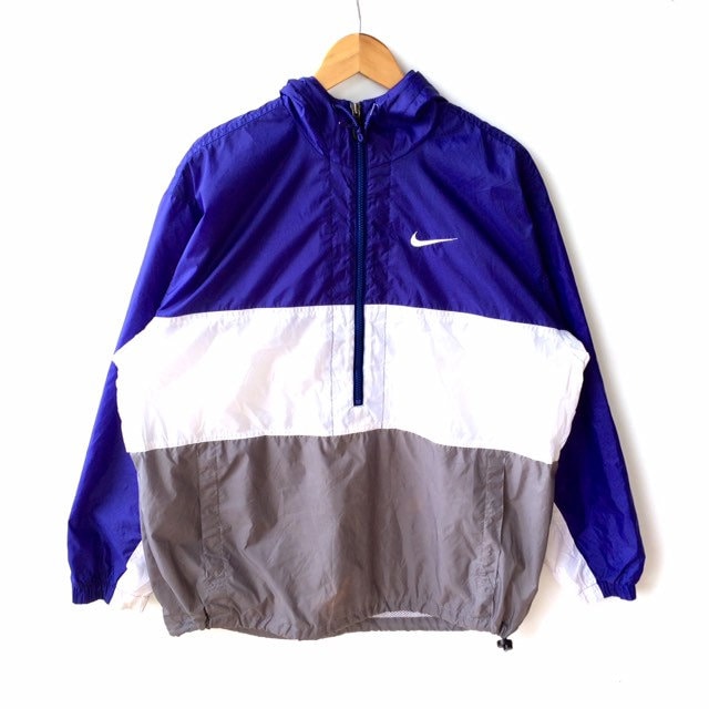 Rarität Vintage 90Er Jahre Nike-Swoosh Sportswear Kleines Logo Leichte Jacke Windbreaker Trikolore Kleine Größe Passen Bis Mittel von MingsVintageStore