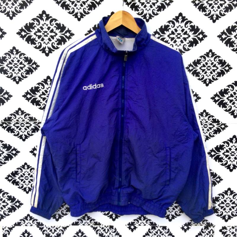 Rarität Vintage Adidas Dreiblatt Drei Streifen Voll Reißverschluss Windbreaker Jacke Blaue Farbe Mittlerer Größe Rarität Vintage Adidas Dreiblatt Drei Streifen Voll Reißverschluss Windbreaker Jacke Blaue Farbe Mittlerer Größe von MingsVintageStore