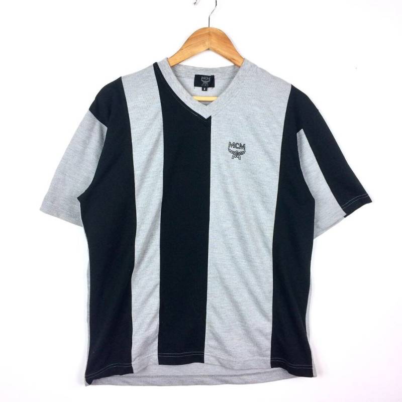 Selten Jahrgang Modern Creation Munchen Mcm Schwarz Und Grau T-Shirt Mittlerer Größe Selten Jahrgang Modern Creation Munchen Mcm Schwarz Und Grau T-Shirt Mittlerer Größe von MingsVintageStore