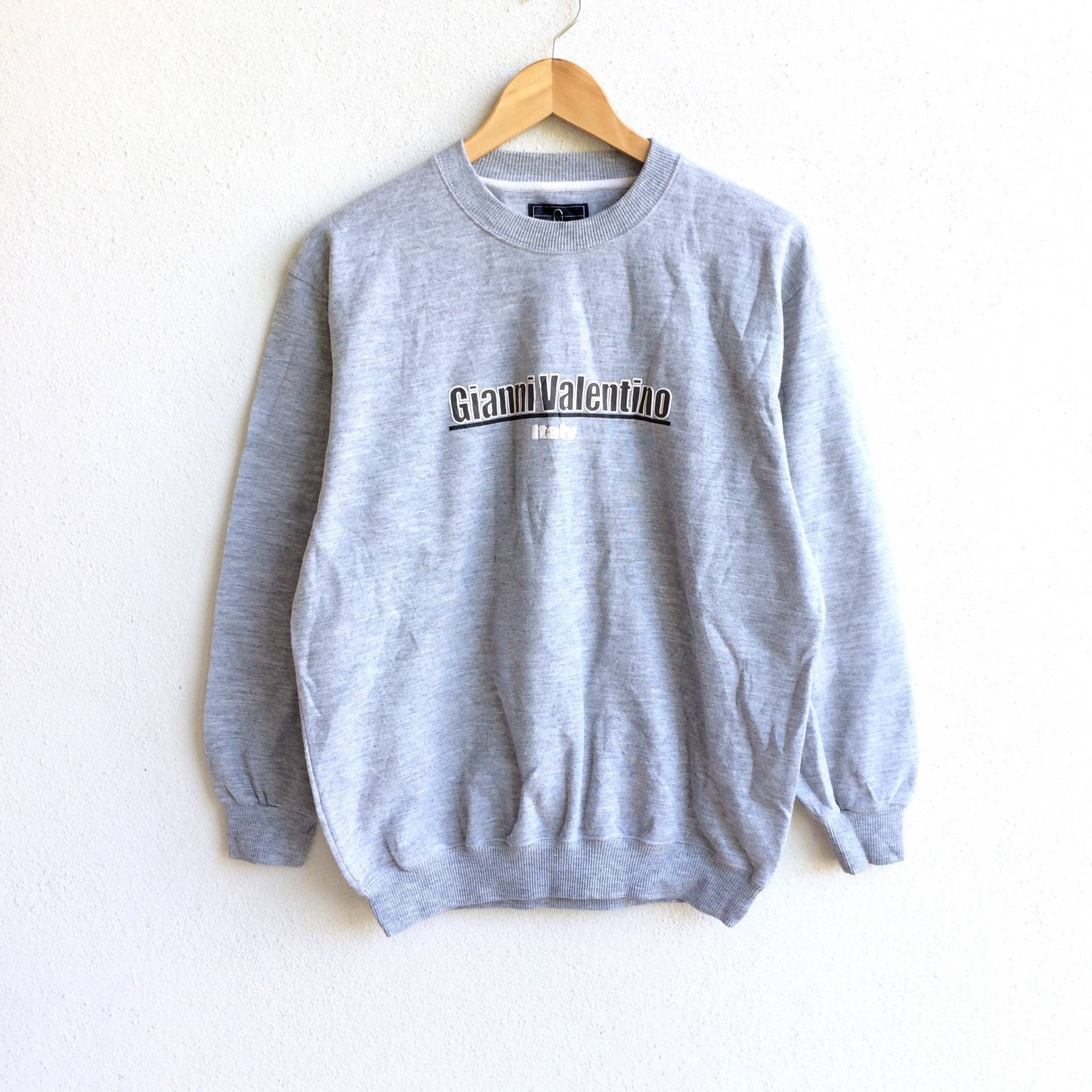 Selten Vintage Designer Gianni Valentino Italien Großes Logo Sweatshirt Grau Farbe Mittlerer Größe von MingsVintageStore