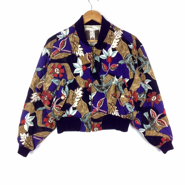 Selten Vintage Jean Cox Fullprint Floral Voll Reißverschluss Bomber Jacke Croptop Mittlerer Größe Selten Vintage Jean Cox Fullprint Floral Voll Reißverschluss Bomber Jacke Croptop Mittlerer Größe von MingsVintageStore