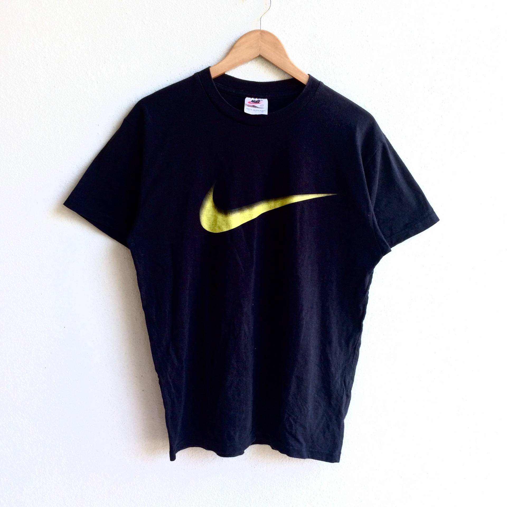 Selten Vintage Nike Big Swoosh Sportswear T-Shirt Schwarz Farbe Kleine Größe Für Männer von MingsVintageStore