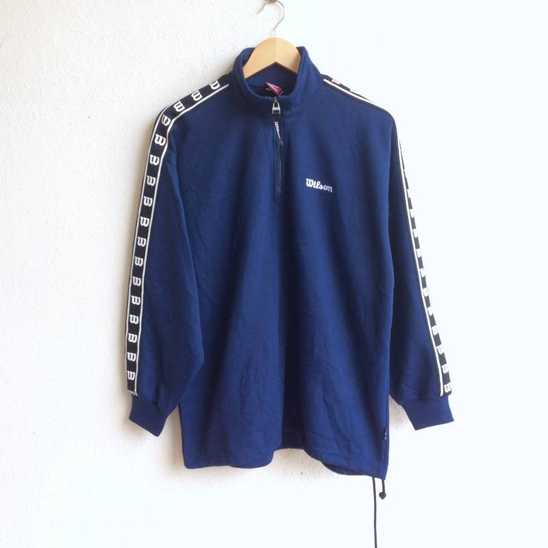 Vintage 90Er Jahre Wilson Kleines Logo Sweatshirt Blaue Farbe Große Größe Vintage 90Er Jahre Wilson Kleines Logo Sweatshirt Blaue Farbe Große Größe von MingsVintageStore