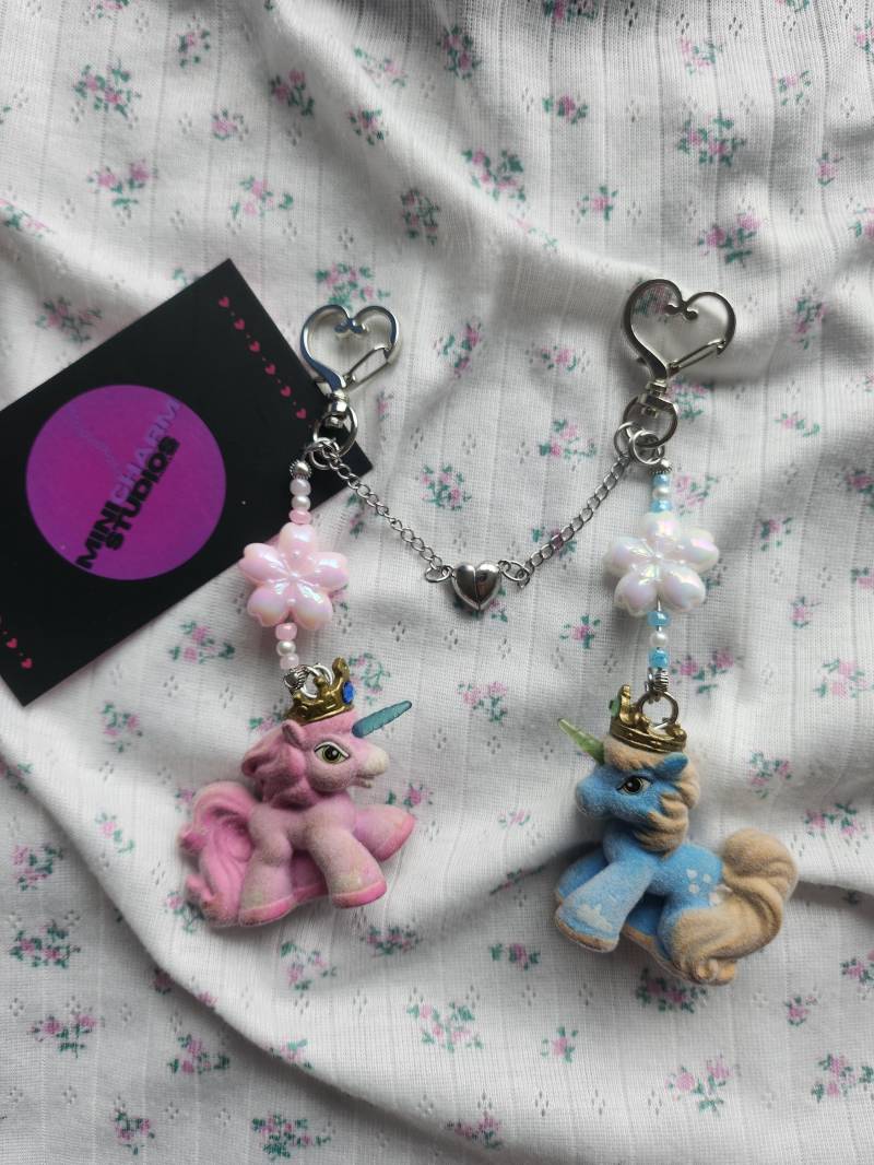 Handgemachte Filly Couple Vintage Schlüsselanhänger von MiniCharmStudios