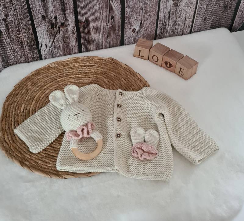 Bio Baby Strickjacke Und Rassel in Set, Babykleidung, %100 Zertifizierte Bio-Baumwolle von MiniHobbyHaus
