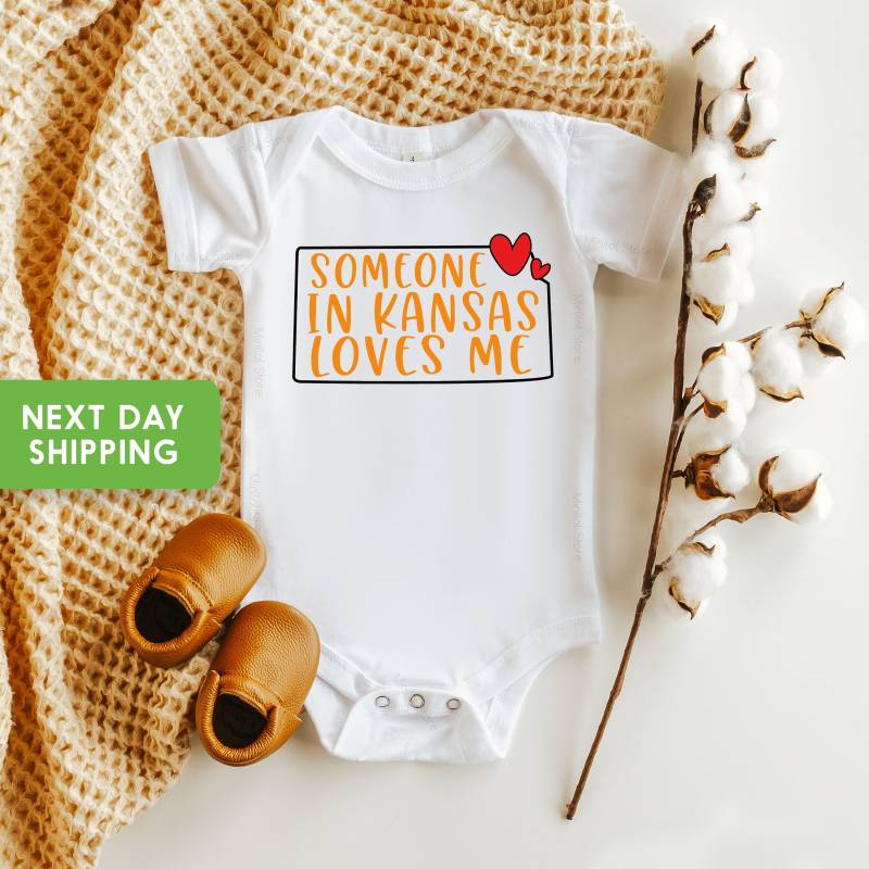 Jemand in Kansas Liebt Mich Onesie®, Baby Geliebtes Themed State Onesie® von MiniLolStore
