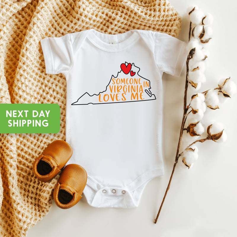 Jemand in Virginia Liebt Mich Onesie®, Baby Geliebtes Themed State Onesie® von MiniLolStore