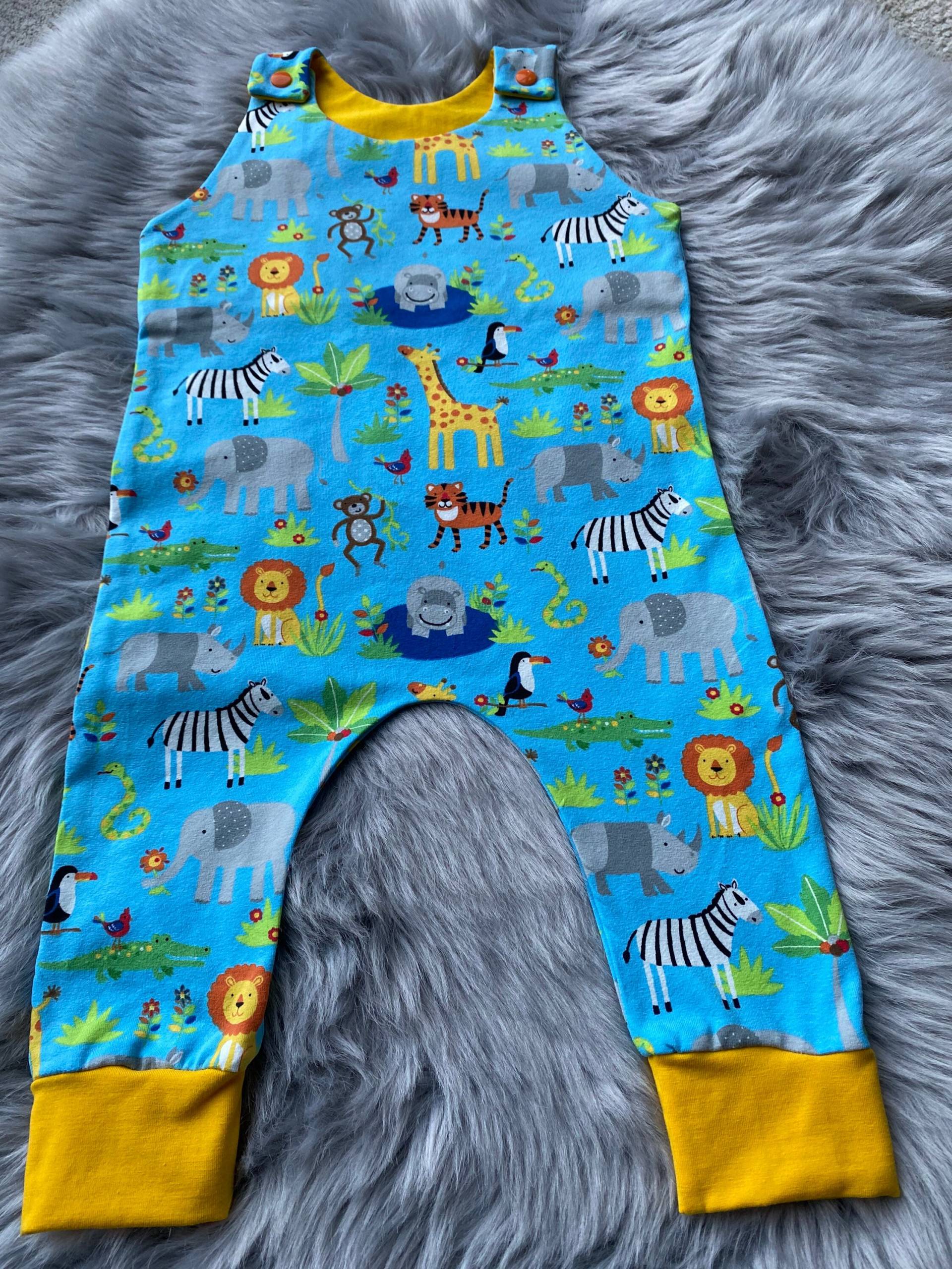 Animal Print Strampler in Türkis Blau Baumwolljersey, Kinder Latzhose, Unisex Dschungel Muster Handgemachte Tier von MiniMakesByJulia