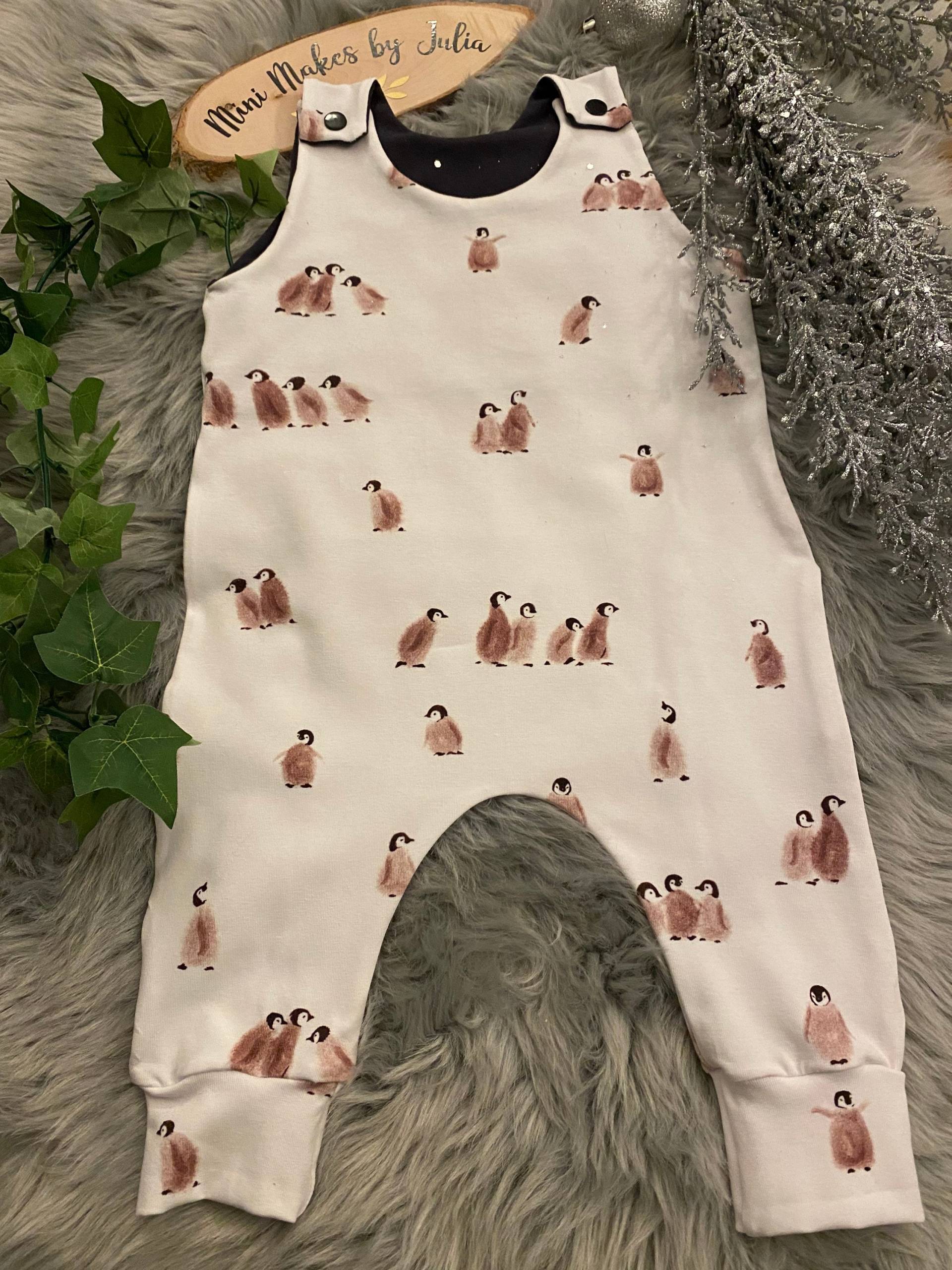 Unisex Strampler in Cremeweiß Mit Pinguinen, Meine Erste Latzhose, Weihnachten Baby Geschenk, Neues Pinguin von MiniMakesByJulia