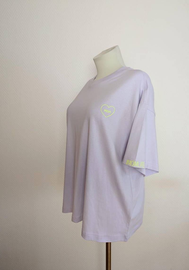 Oversized T-Shirt Mama in Lila Mit Neonfarbenden Herzaufdruck von MiniMayShopDE