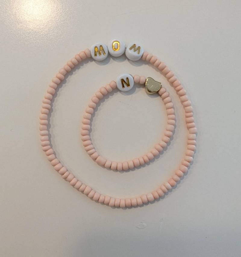 Perlenarmband Mama & Mini | Partnelook Personalisierbar Initialen Armband Farbige Perlen Gummiband Pastellarmband von MiniMayShopDE