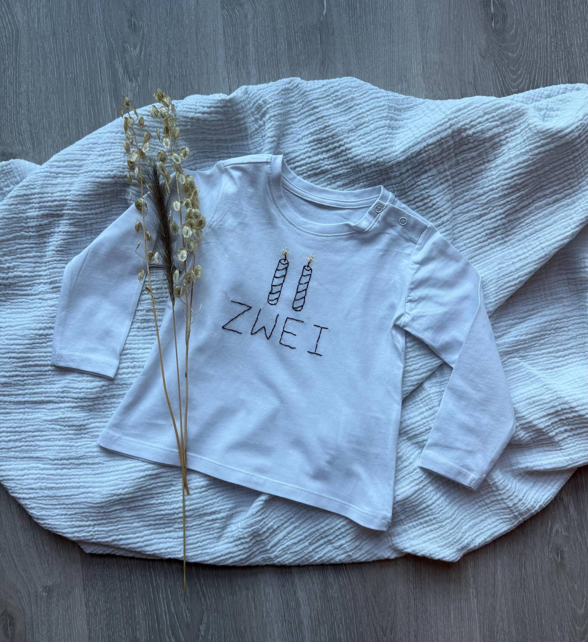 Geburtstagsshirt Mit Kerzen & Zahlwort - Handbestickt Personalisierbar Alter Weißes Shirt Geschenk Zum Kindergeburtstag von MiniMomenteShop