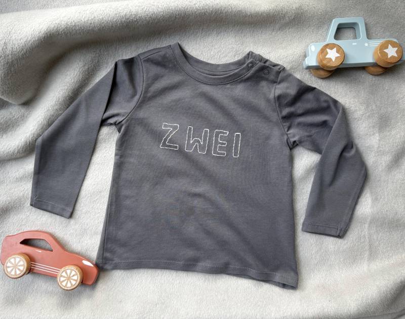 Handbesticktes Geburtstagsshirt - Zahlwort "Zwei' Personalisierbar Größe 92 Einzelstück von MiniMomenteShop