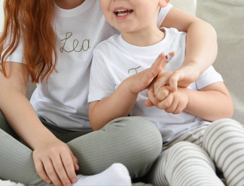 Namensshirt Für Kinder - Handbestickt Personalisierbar Mit Wunschname in Vielen Größen & Garnfarben Unikat Geschenk von MiniMomenteShop