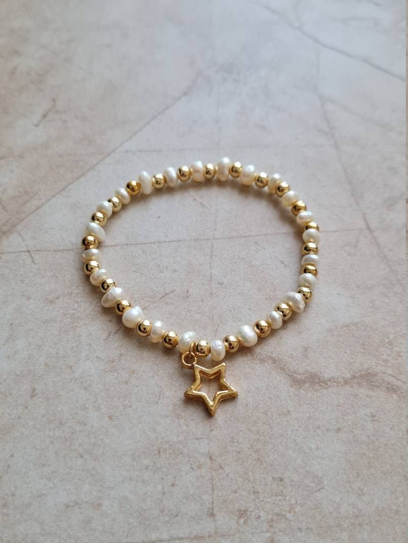 Perle Und 14K Vergoldete Perlen Stern Bettelarmband | Handgemachter Stretch Schmuck von MiniMoonDesign