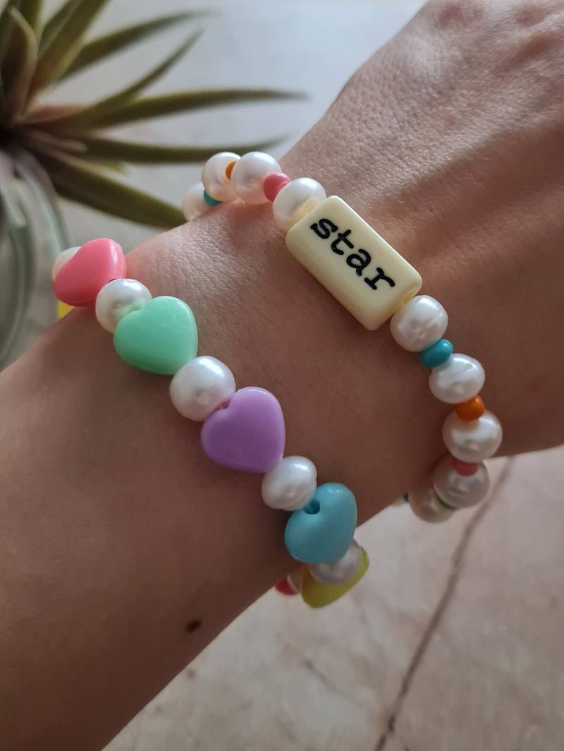Zweiseitiges Wort-Text-Perlenarmband Mit Perlen Und Bunten | Boho Style Weißer Stretch Schmuck von MiniMoonDesign