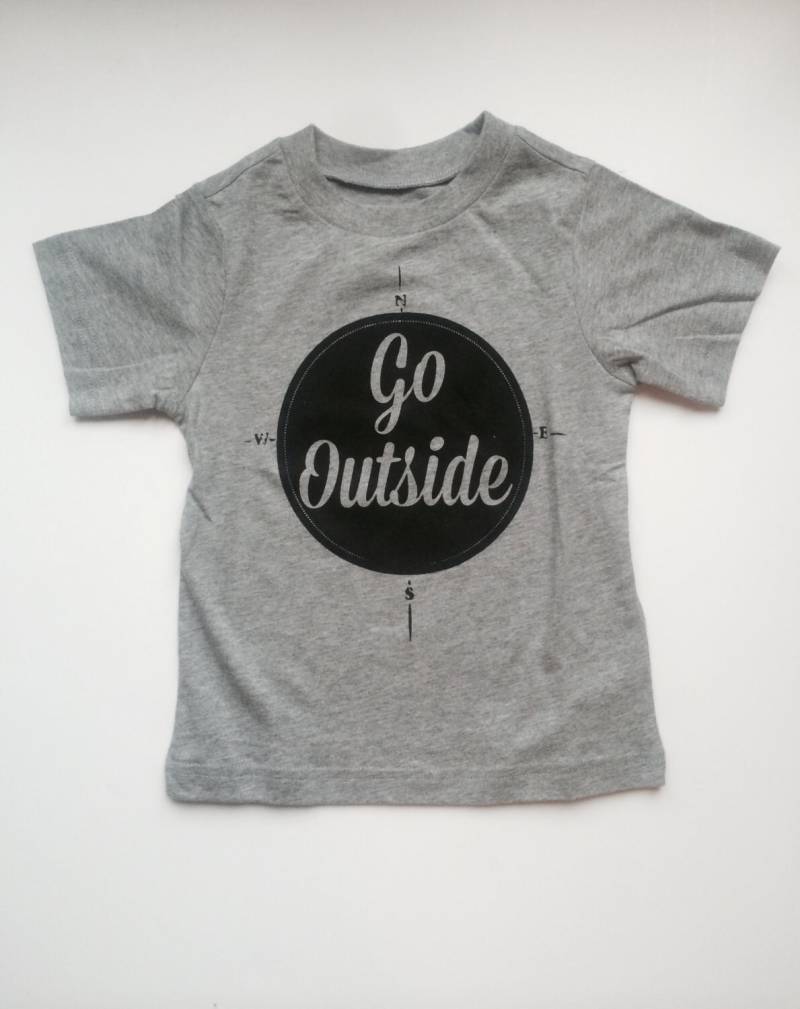 Das "Go Outside' Mini Souls T-Shirt Oder One-Piece Das "Go Outside' Mini Souls T-Shirt Oder One-Piece von MiniSouls
