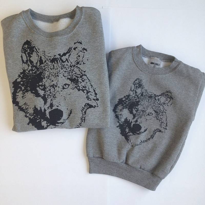 Das "Twinning Pack' - Mini Souls Baby + Erwachsener Wolfspullover von MiniSouls