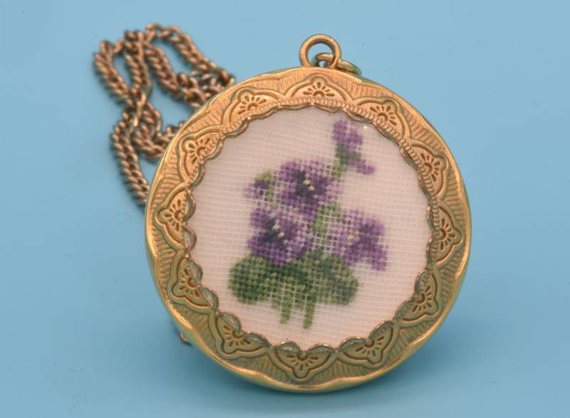 Violette Anhängeruhr in 40Hpi Handbestickt Petit Point Silk Gauze Von Elizabeth ~R~ Anderson von MiniatureEmbroidery
