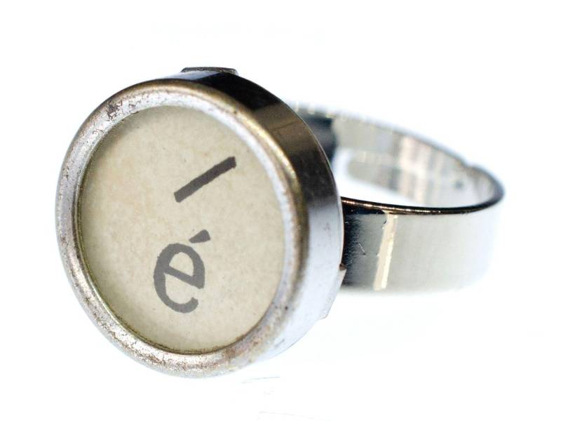 E Akzent Bruchstrich Taste Ring Schreibmaschinentaste Miniblings Upcycling Weiß von Miniblings